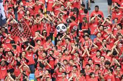 开云体育登录-足球比赛现场气氛火爆，球迷呐喊助威