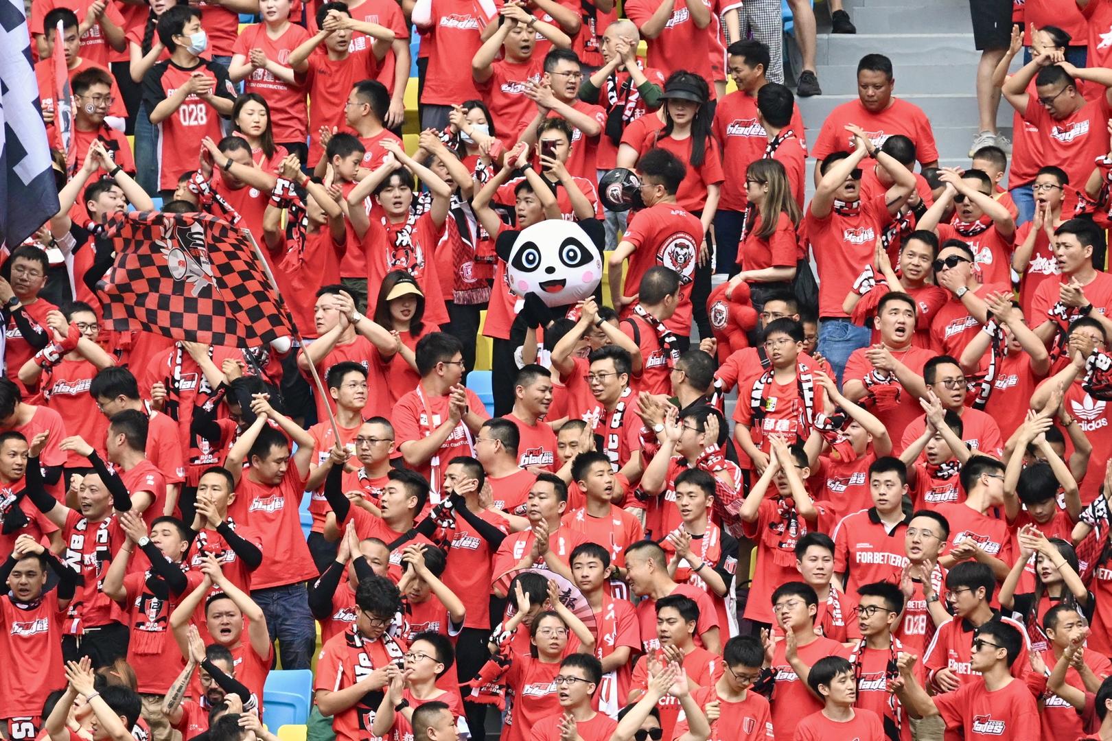足球比赛现场气氛火爆，球迷呐喊助威