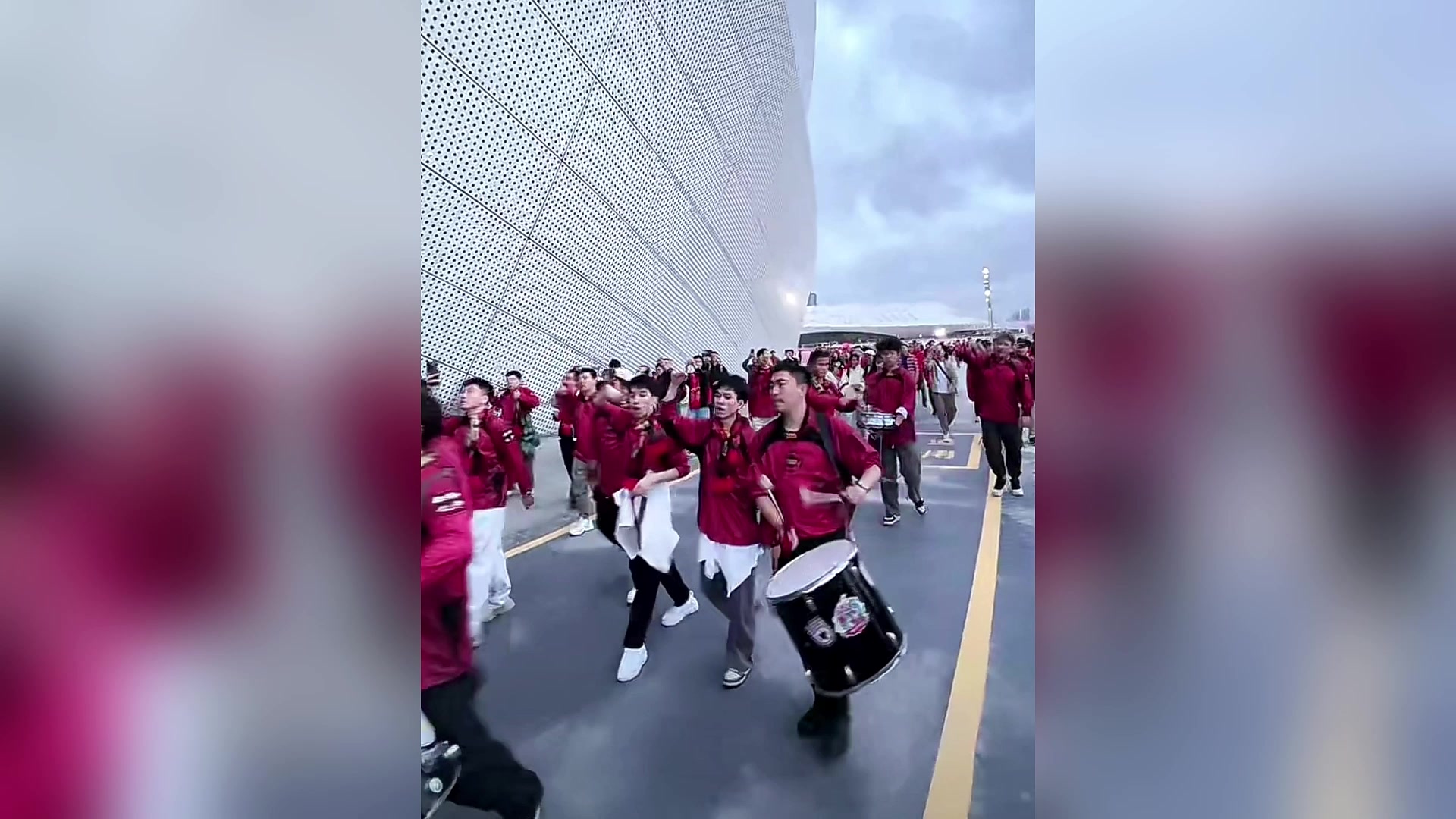 足球比赛现场气氛火爆，球迷呐喊助威