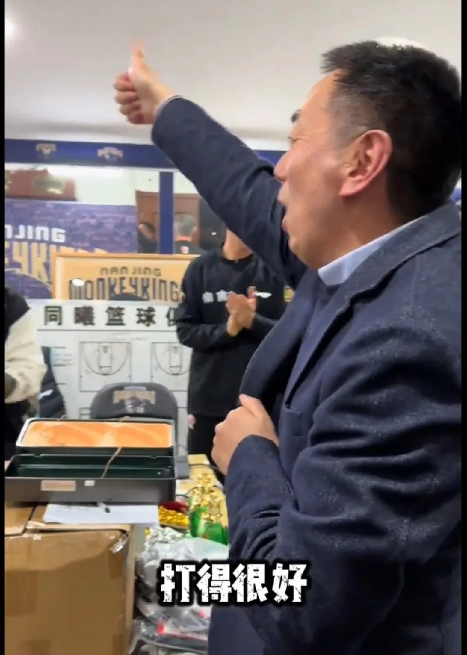 青岛海利智小胜对手，球员奔跑庆祝胜利