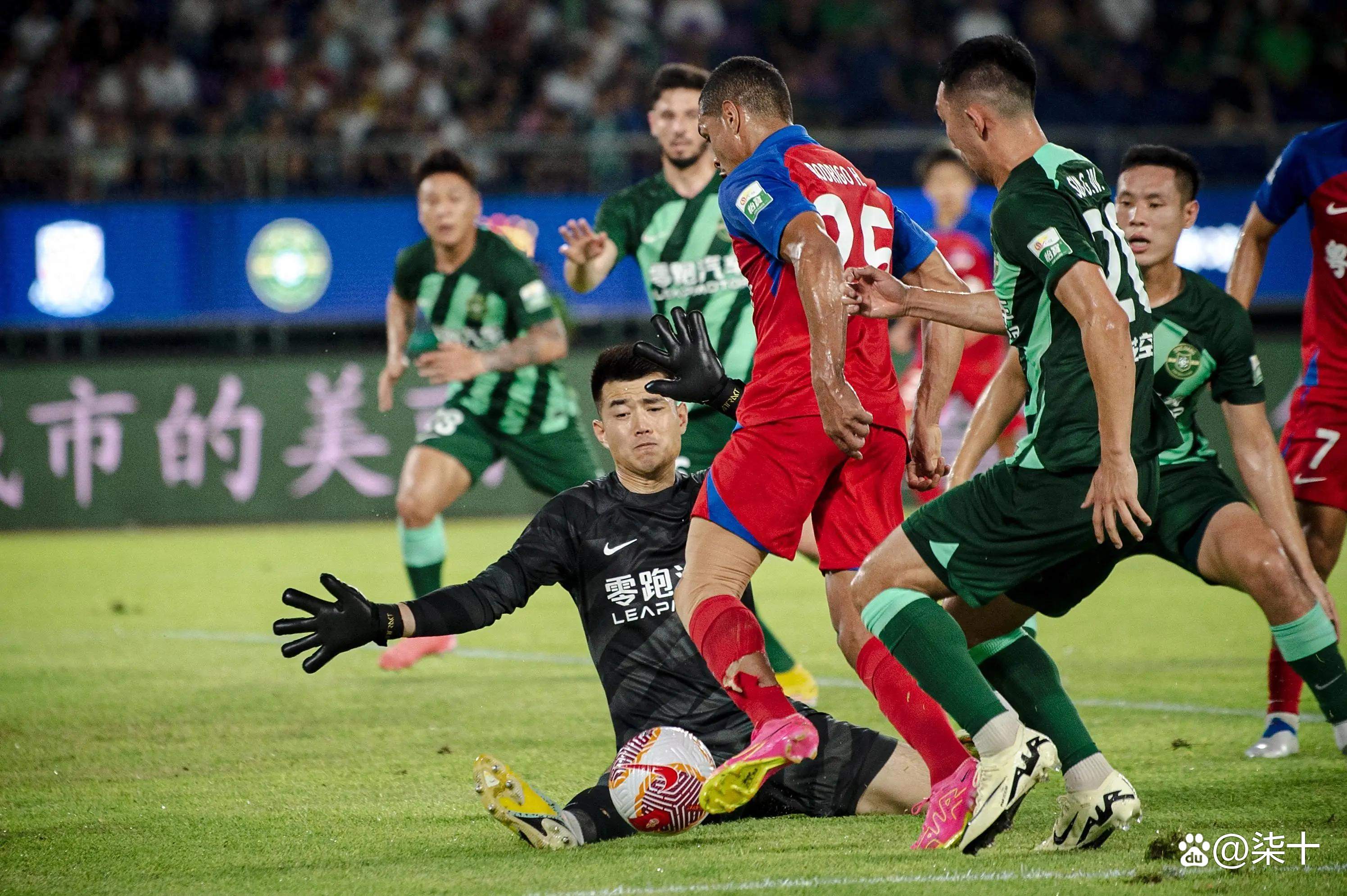 广州恒大不敌上海申花遭遇惊险失利