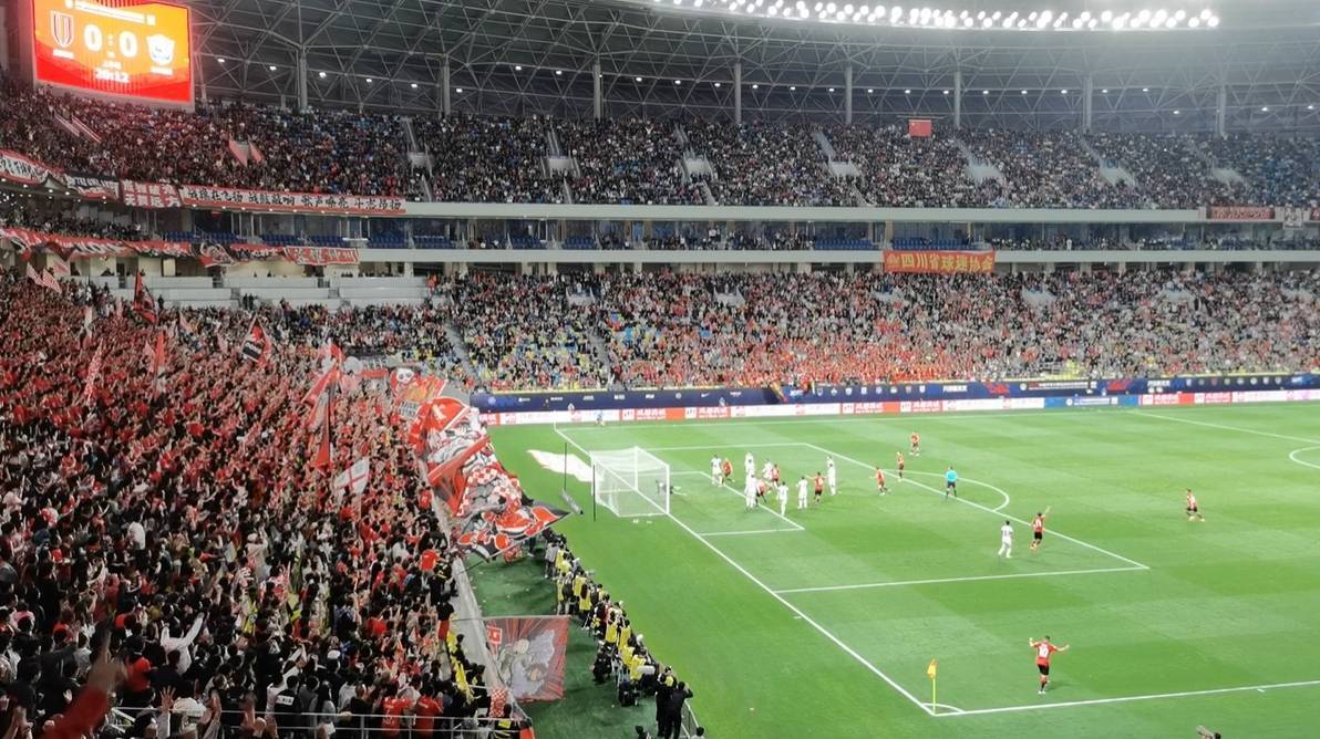 球迷狂欢，球场气氛火爆燃！的简单介绍