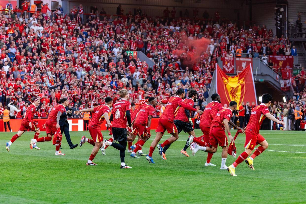 球迷狂欢，球场气氛火爆燃！的简单介绍