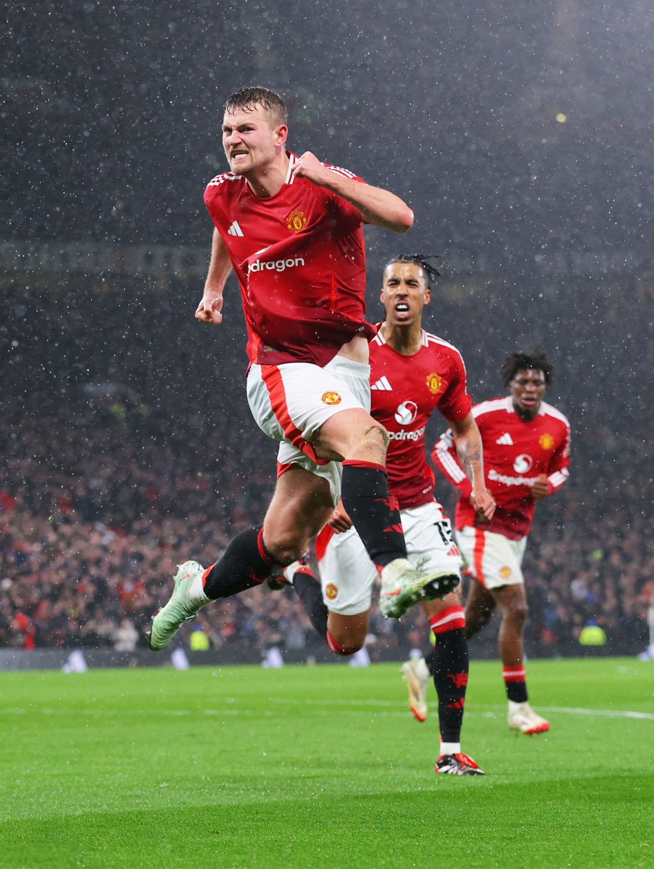 曼联签下拉维奇，加强中场实力