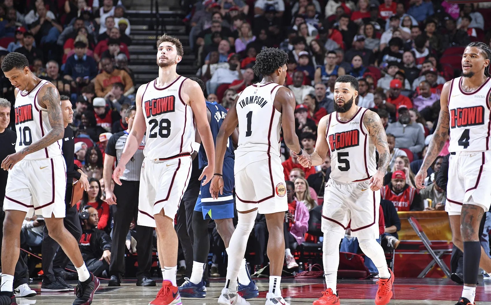 爵士客场轻取活塞,取得关键胜利 爵士客场轻取活塞,取得关键胜利